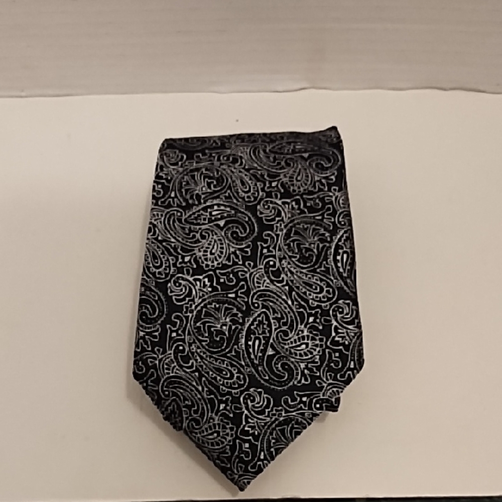Chaps Elegant Black And Silver 100% Paisley Tie‎